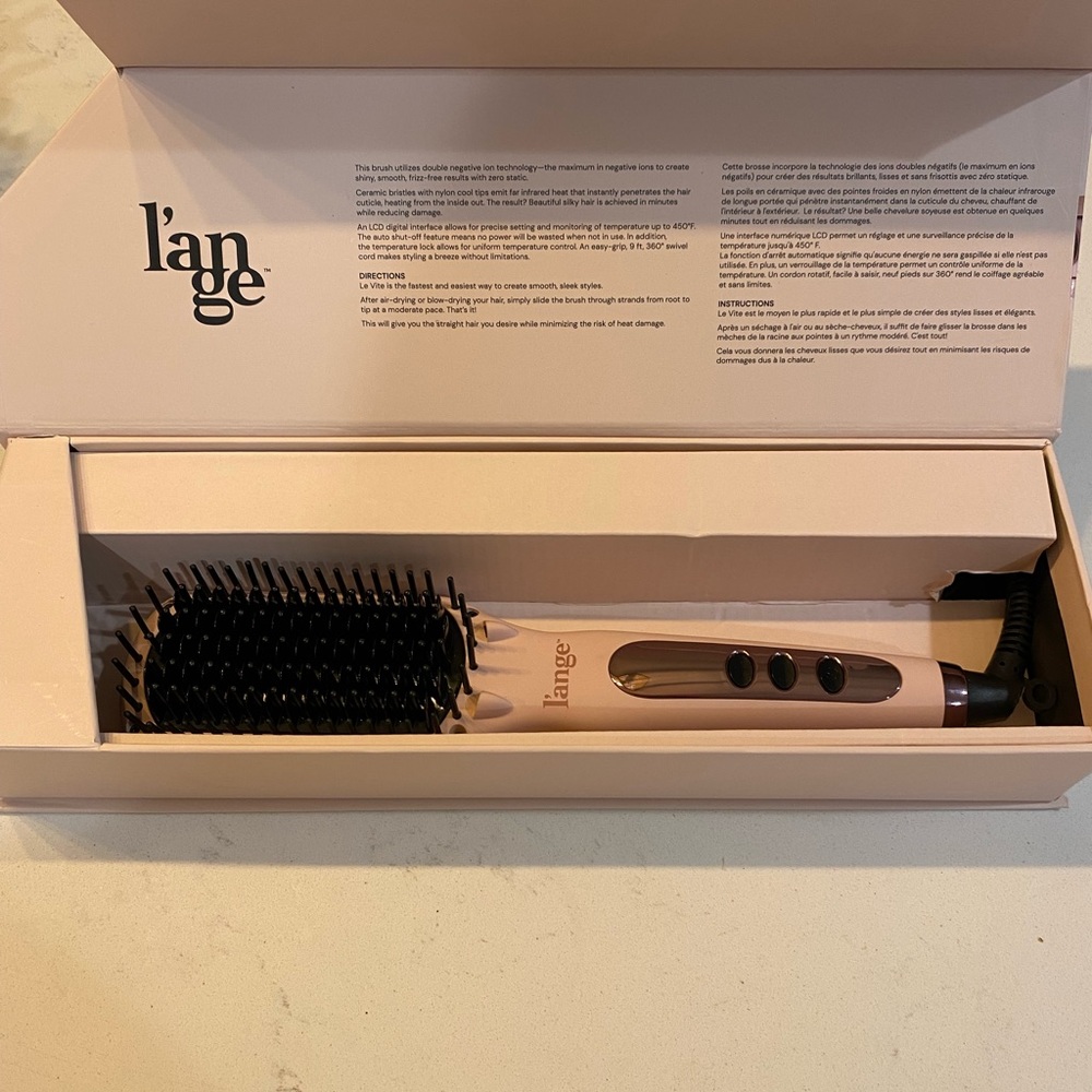 Le Vite
Blush Straightening Brush